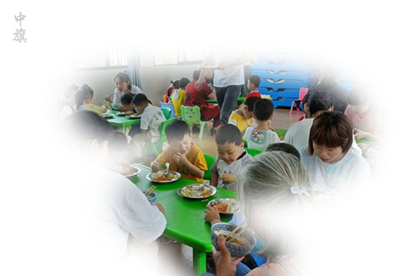 某幼兒園的食堂，飯菜看起來還是很不錯的呦.jpg
