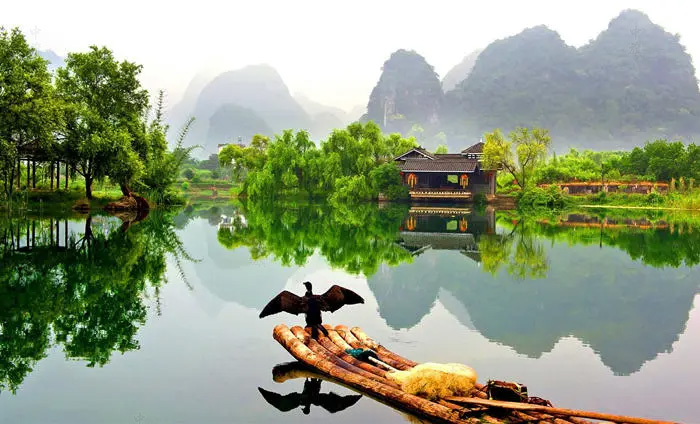 旅行社安排的竹筏，可以在這上面游玩.jpg
