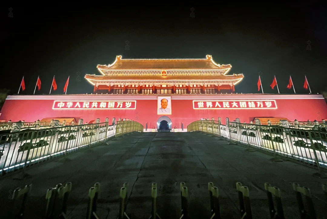 夜晚的天安門廣場，燈火輝煌