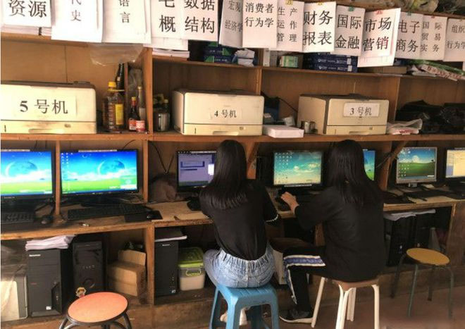 正在復(fù)印的同學(xué)們