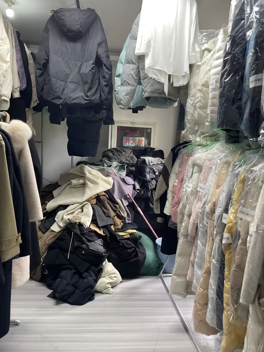 剛開業(yè)的干洗店，現(xiàn)在衣服堆積如山，訂單非常多