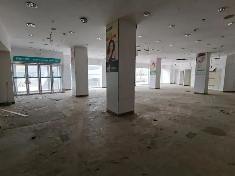 空蕩蕩的底商.jpg