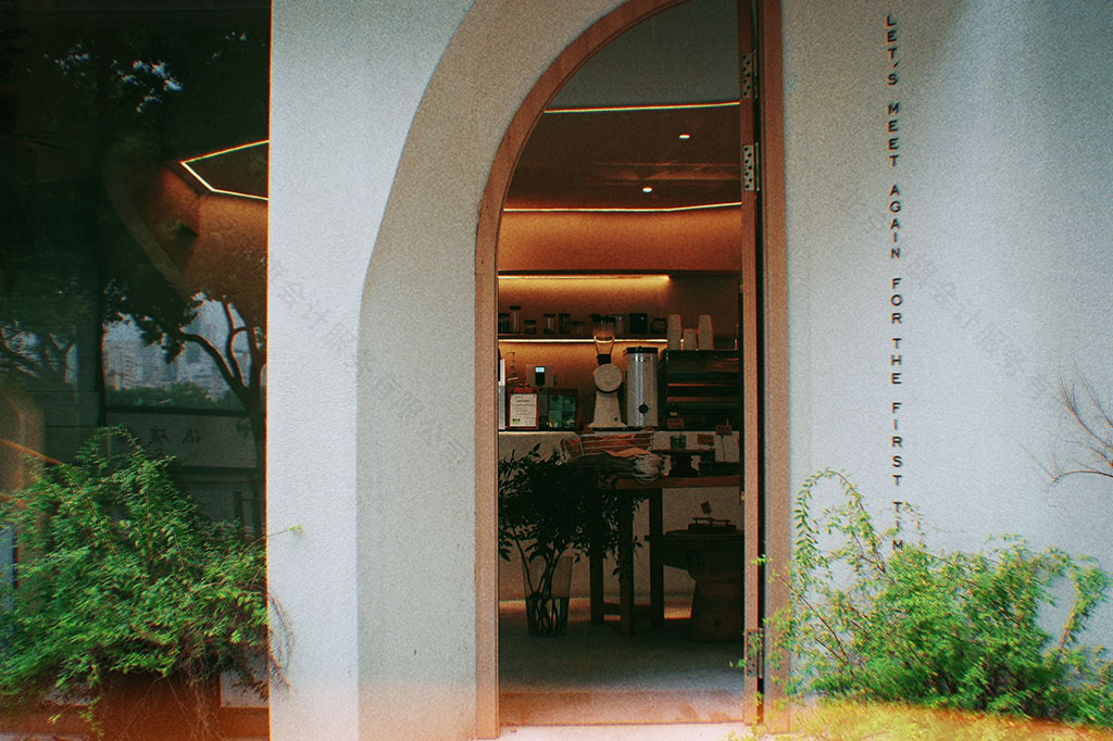 樓下正在營業(yè)的咖啡館，優(yōu)雅，大方.jpg