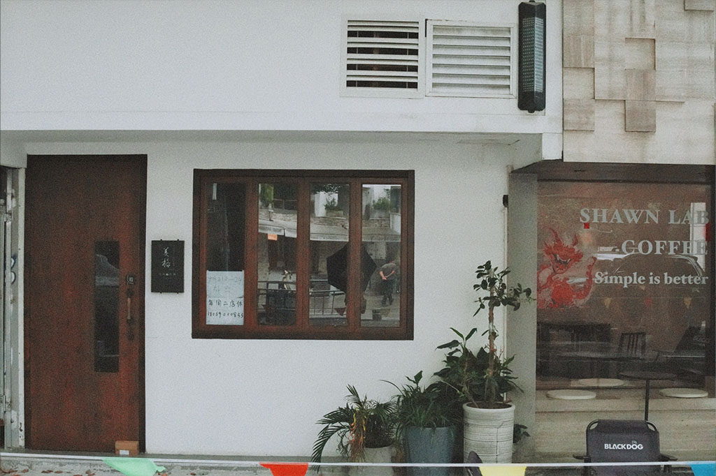 樓下的咖啡館外觀.jpg