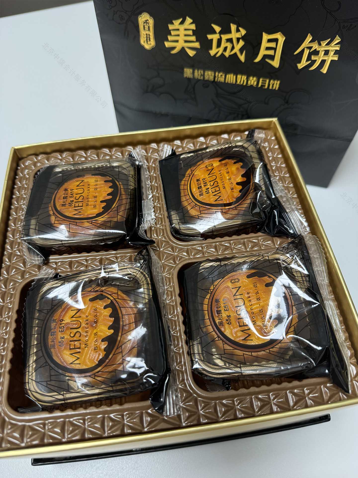 又打開了一盒，一盒四塊月餅.jpg