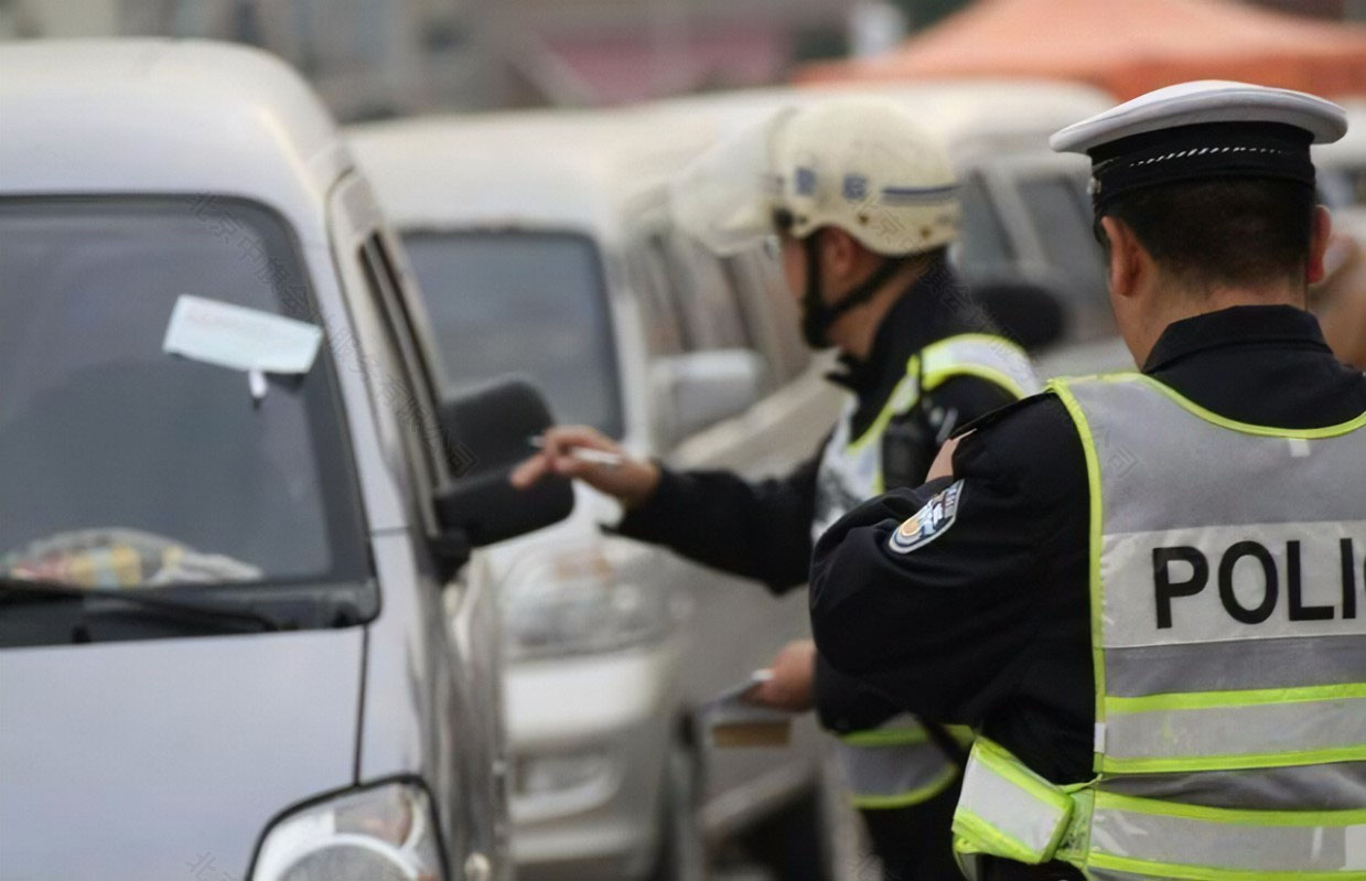 交警同志正在處理交通違法行為.jpg