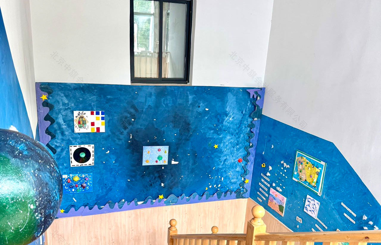 幼兒園的樓梯間的彩繪，辦理幼兒園確實(shí)不容易，一定要細(xì)心.jpg