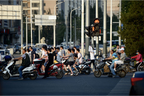北京出行便利還是電動車.jpg