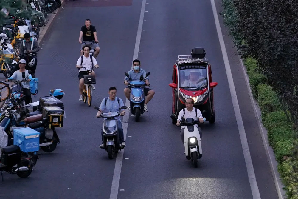 騎電動車一定要記得戴好頭盔.jpg