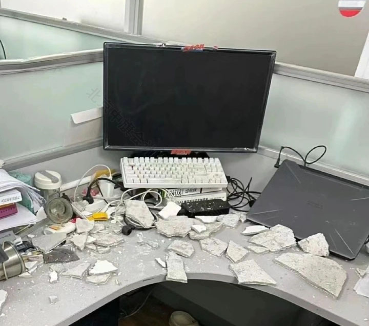 正在上班天花板掉下來了.jpg