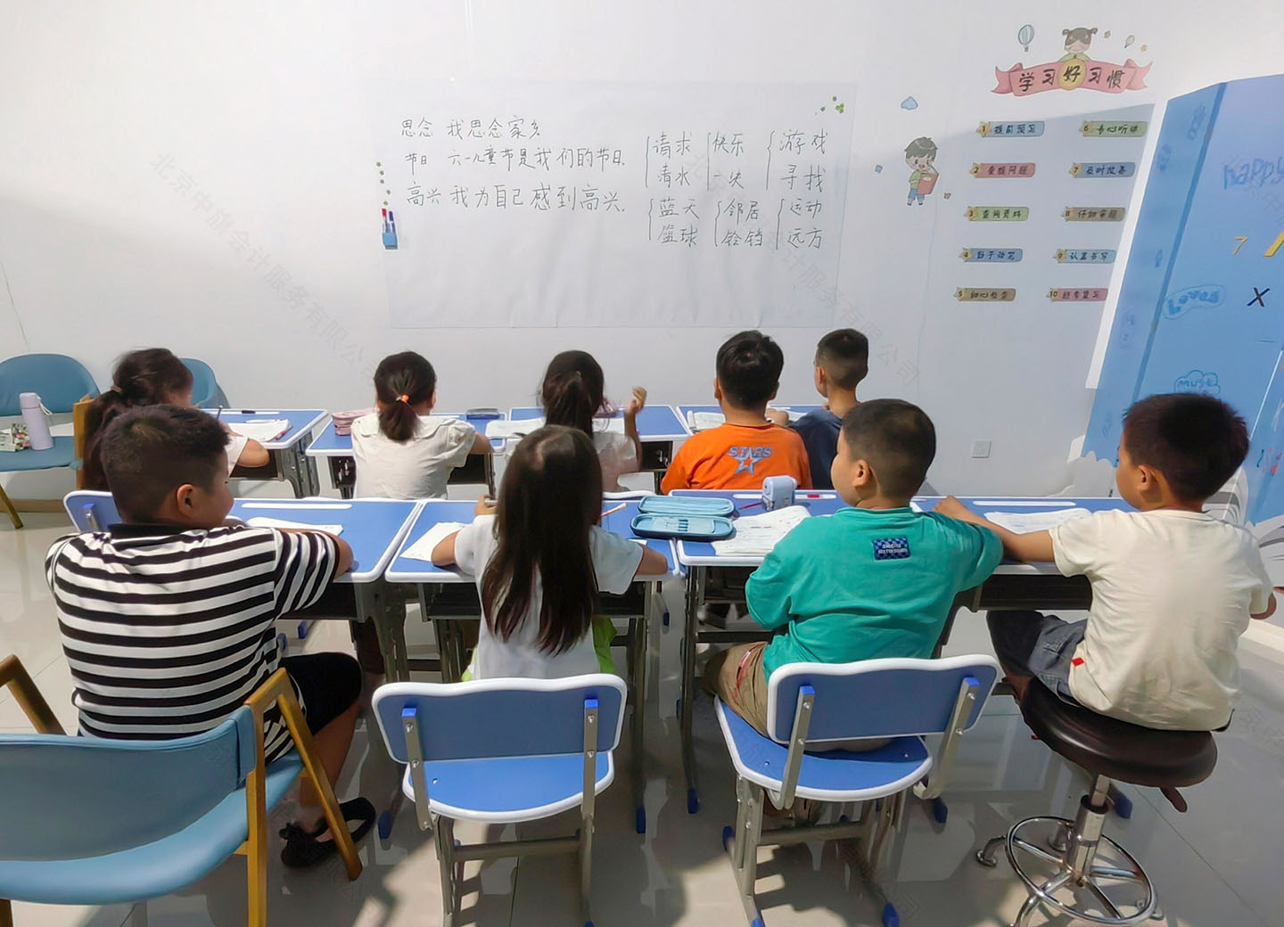 可愛的孩子們正在學(xué)習(xí).jpg