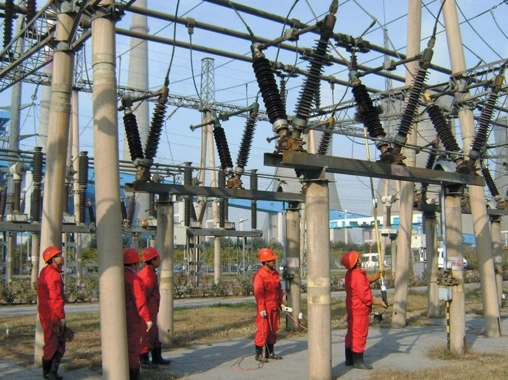 正在做電力維護的師傅們.jpg