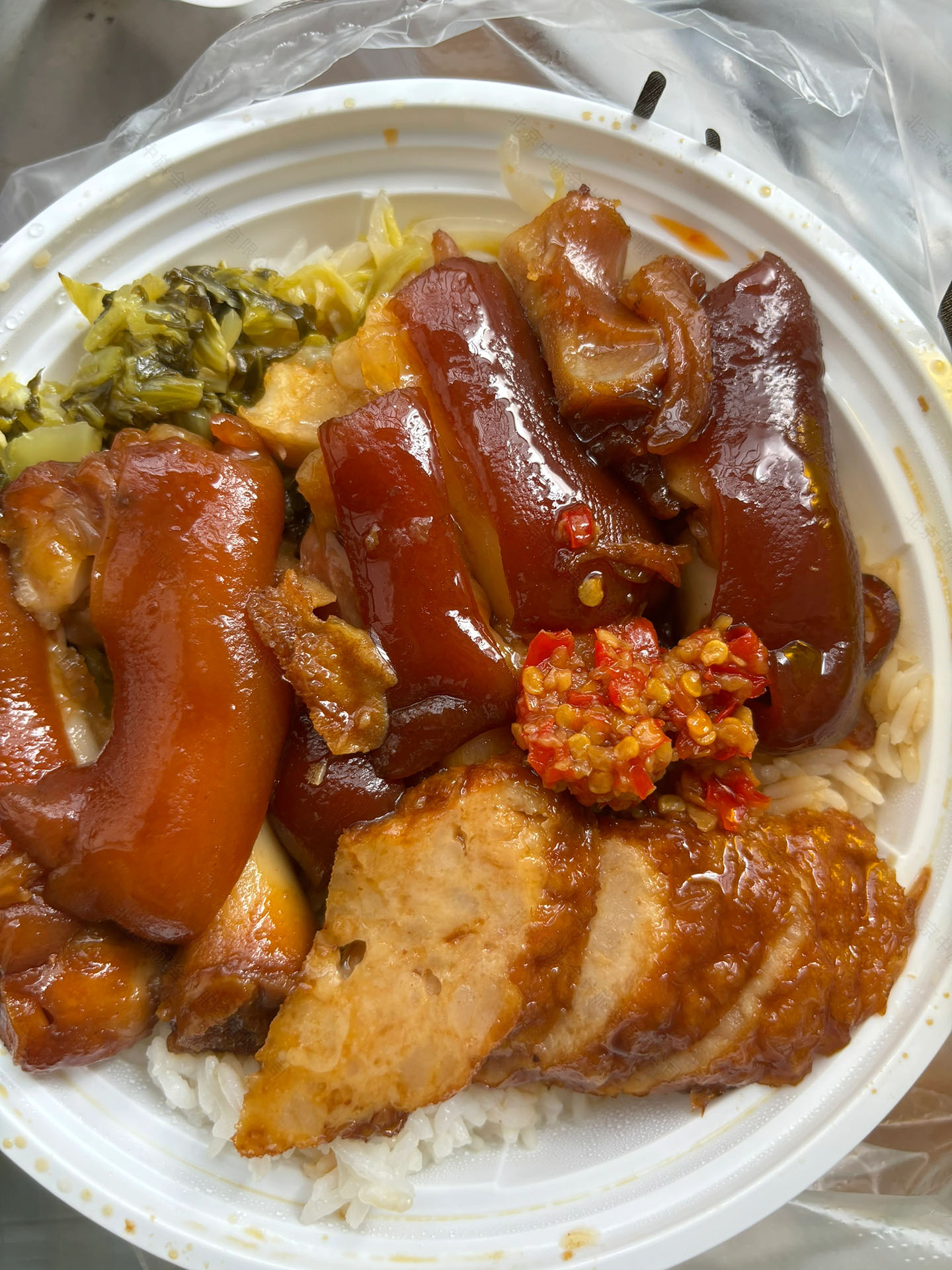 小編才看到新聞，今天周六中午剛買的豬腳飯，我是吃呢還是不吃呢！糾結(jié)！.jpg