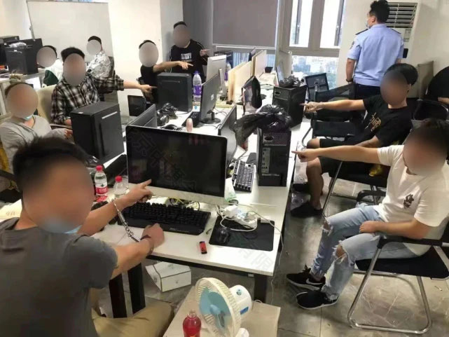 2021年臺江區(qū)某商業(yè)寫字樓內(nèi)查獲涉嫌實施詐騙嫌疑人30余名.jpg