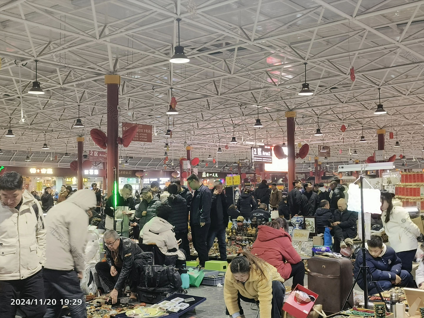 還是北京潘家園，昨晚拍的照片，人非常多，生意非常好.jpg
