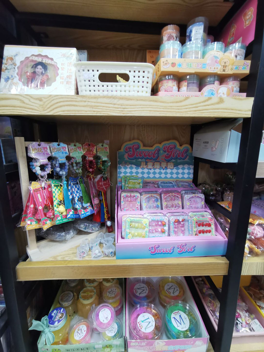 晨光店內(nèi)的孩子小裝飾品.jpg