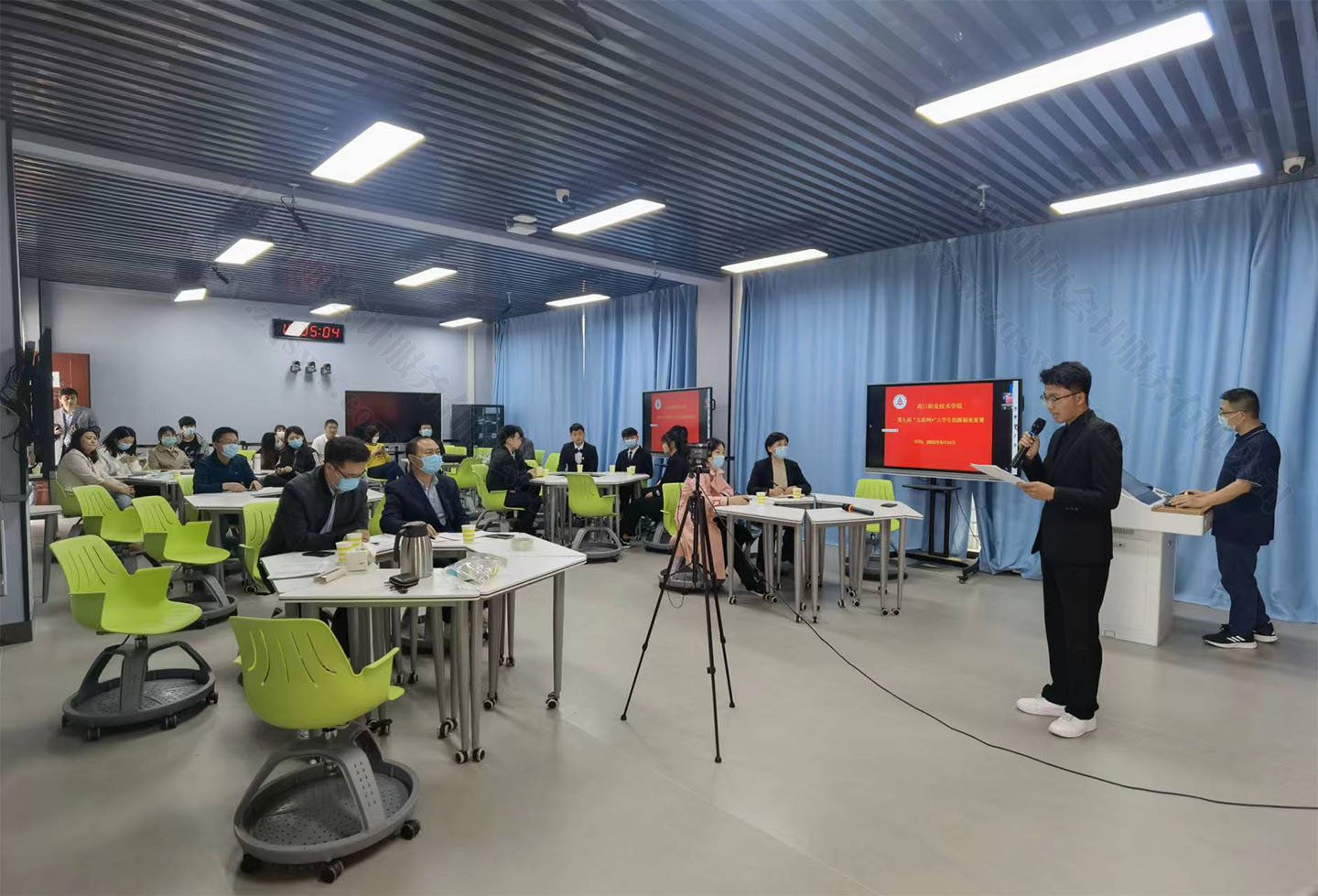 母校在舉辦大學(xué)生創(chuàng)業(yè)啟動儀式.jpg