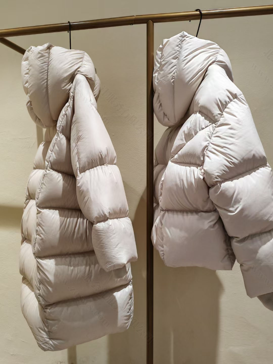 年輕人翻新的羽絨服新款在店里等待顧客來取.jpg
