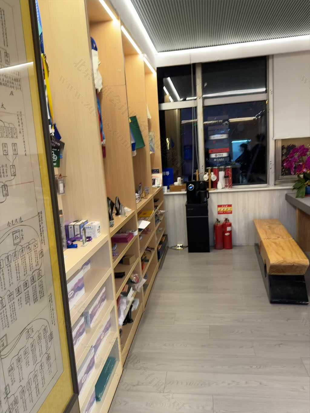 打印店內(nèi)存放的一些墨盒還有備件.jpg