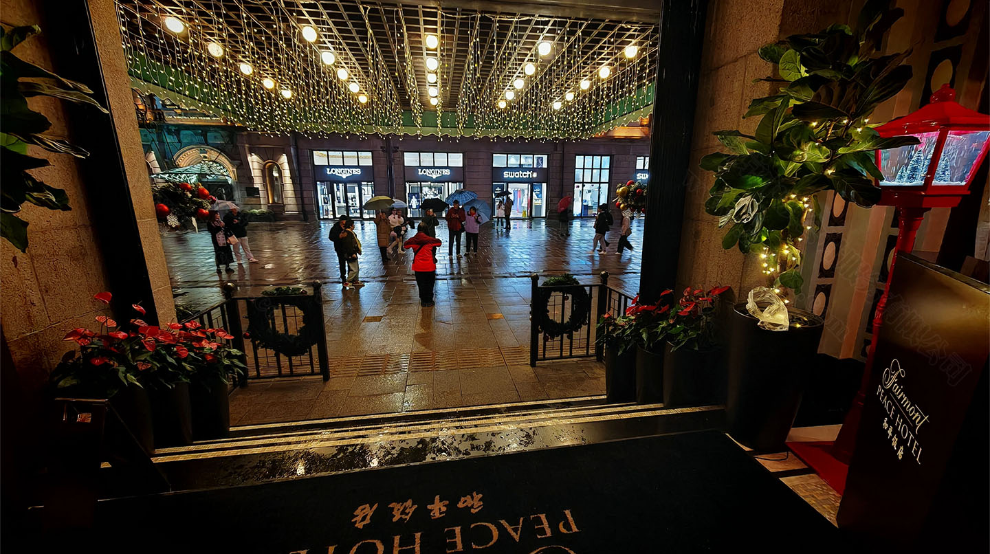 上海和平飯店門口.jpg
