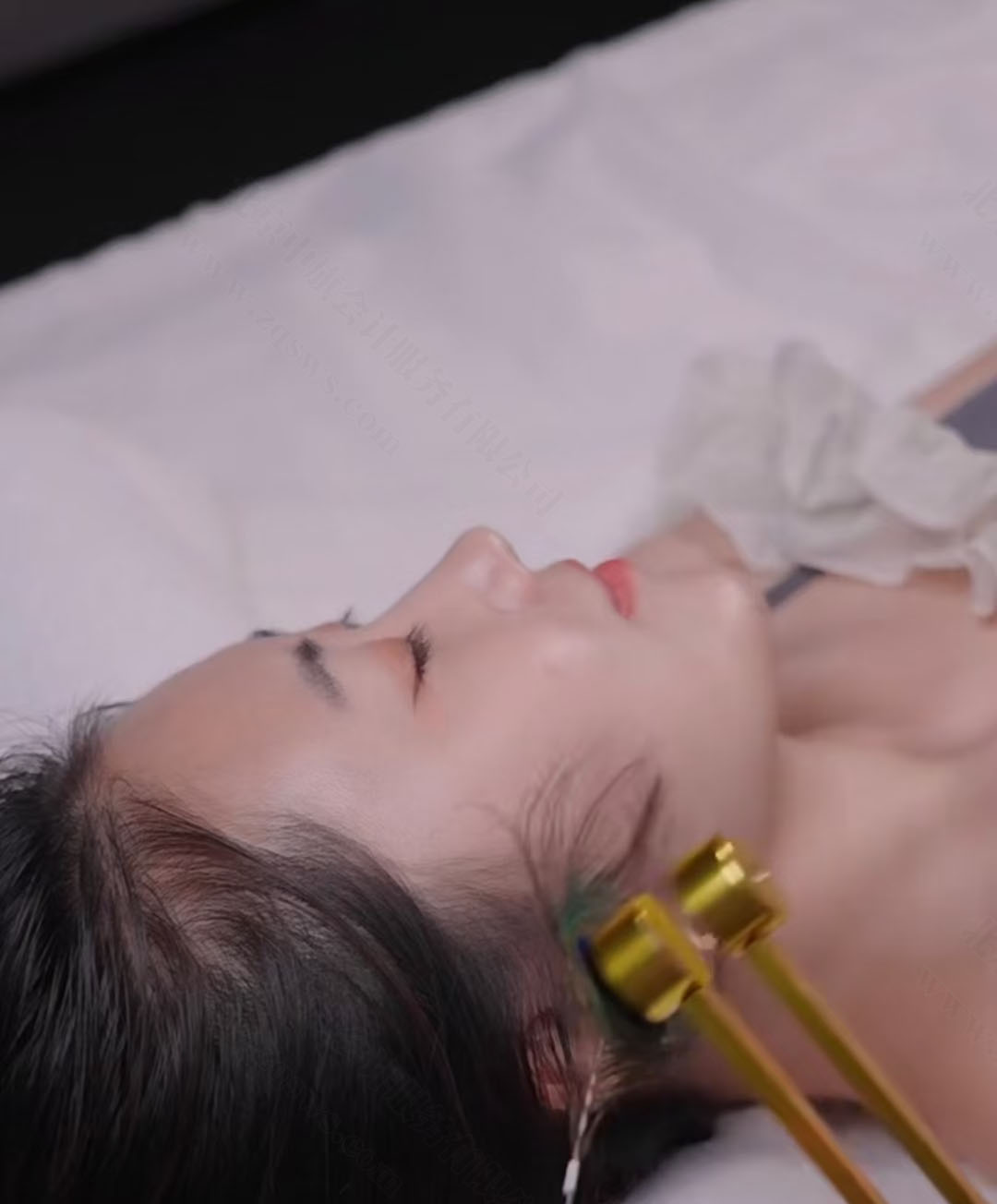 正在采耳的小姐姐比較放松.jpg