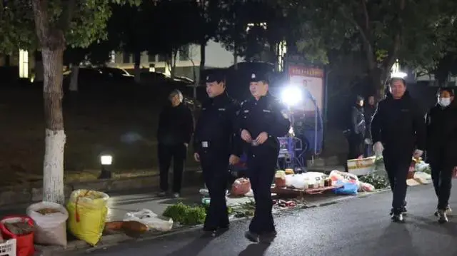 正在巡邏的警察叔叔們.png