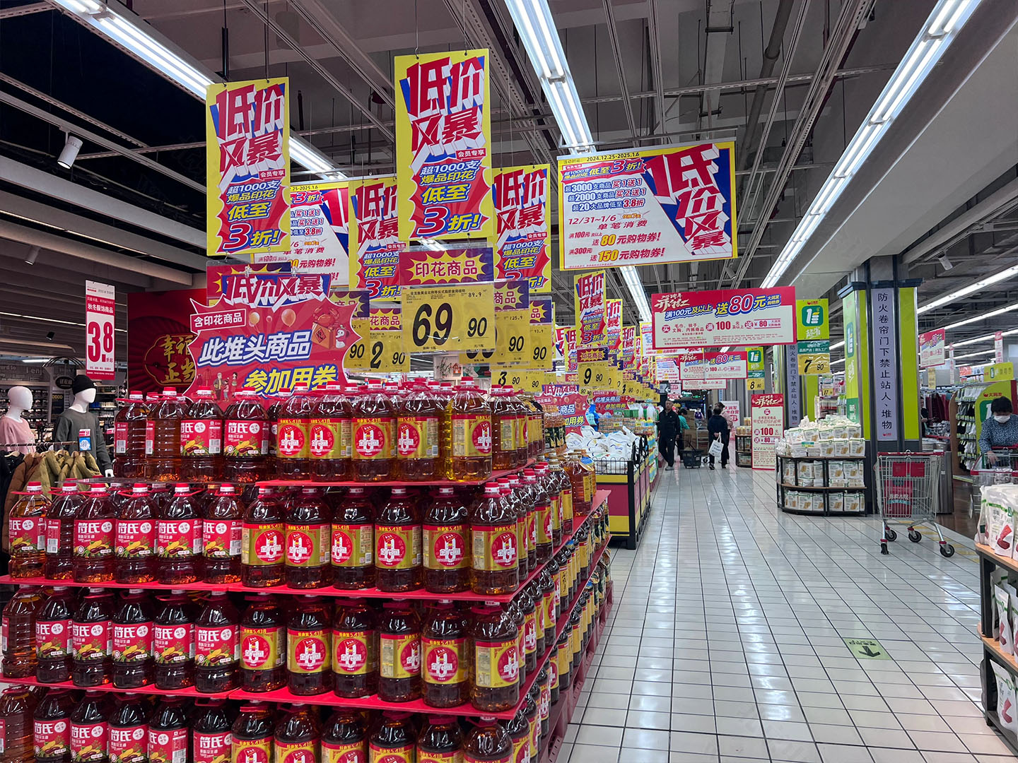 我們公司樓下的大潤發(fā)超市在做新年活動.jpg