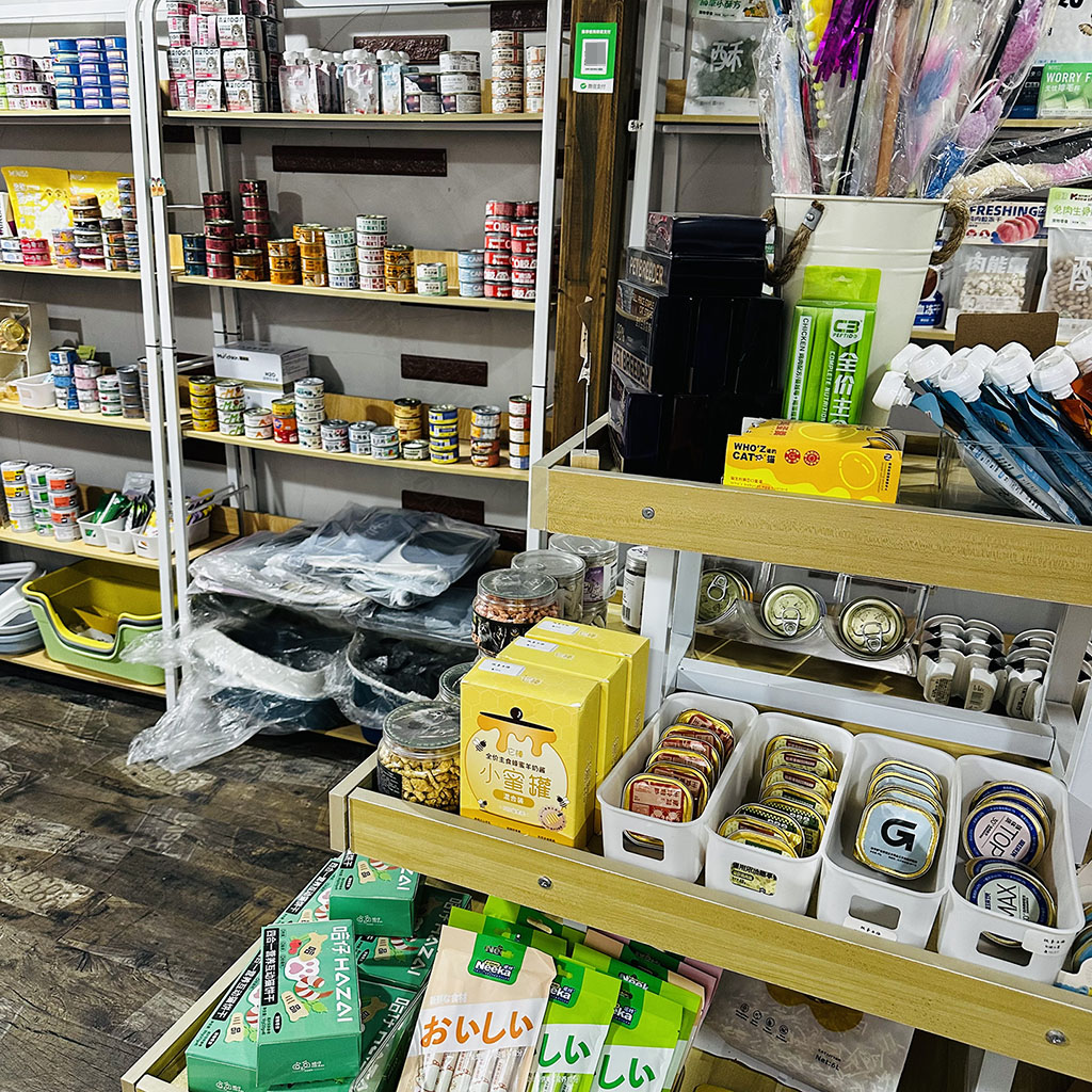 寵物店里的雜亂擺設(shè).jpg