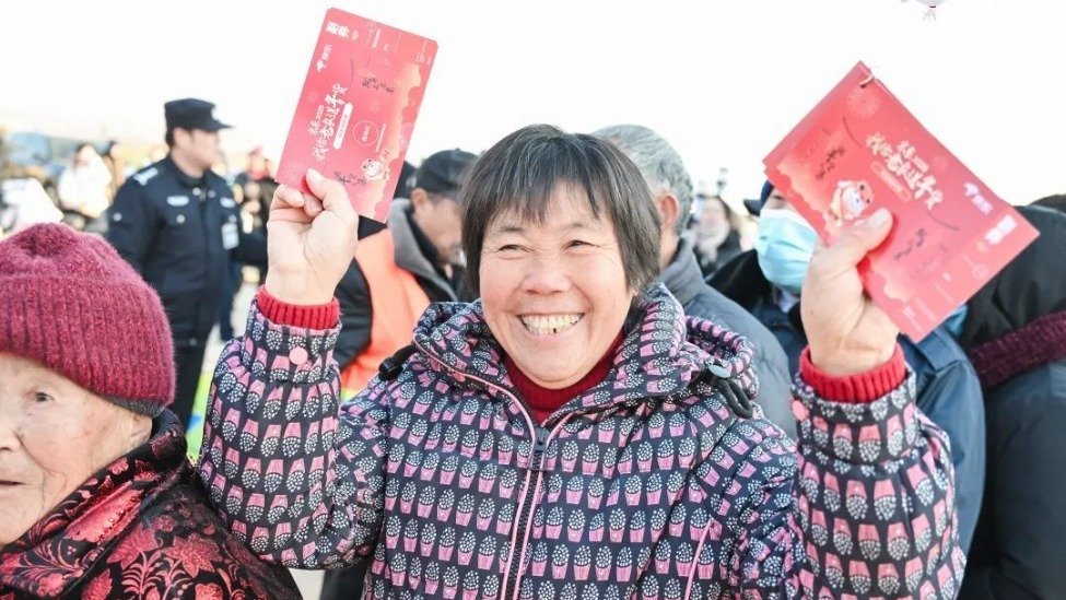 阿姨非常高興收到紅包.png