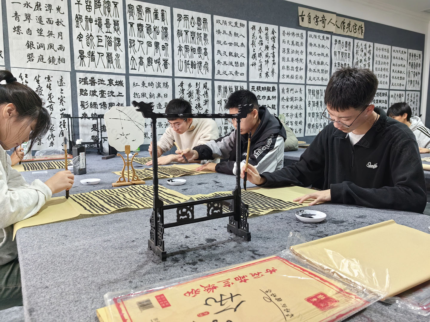 正在寫(xiě)字的孩子們.jpg