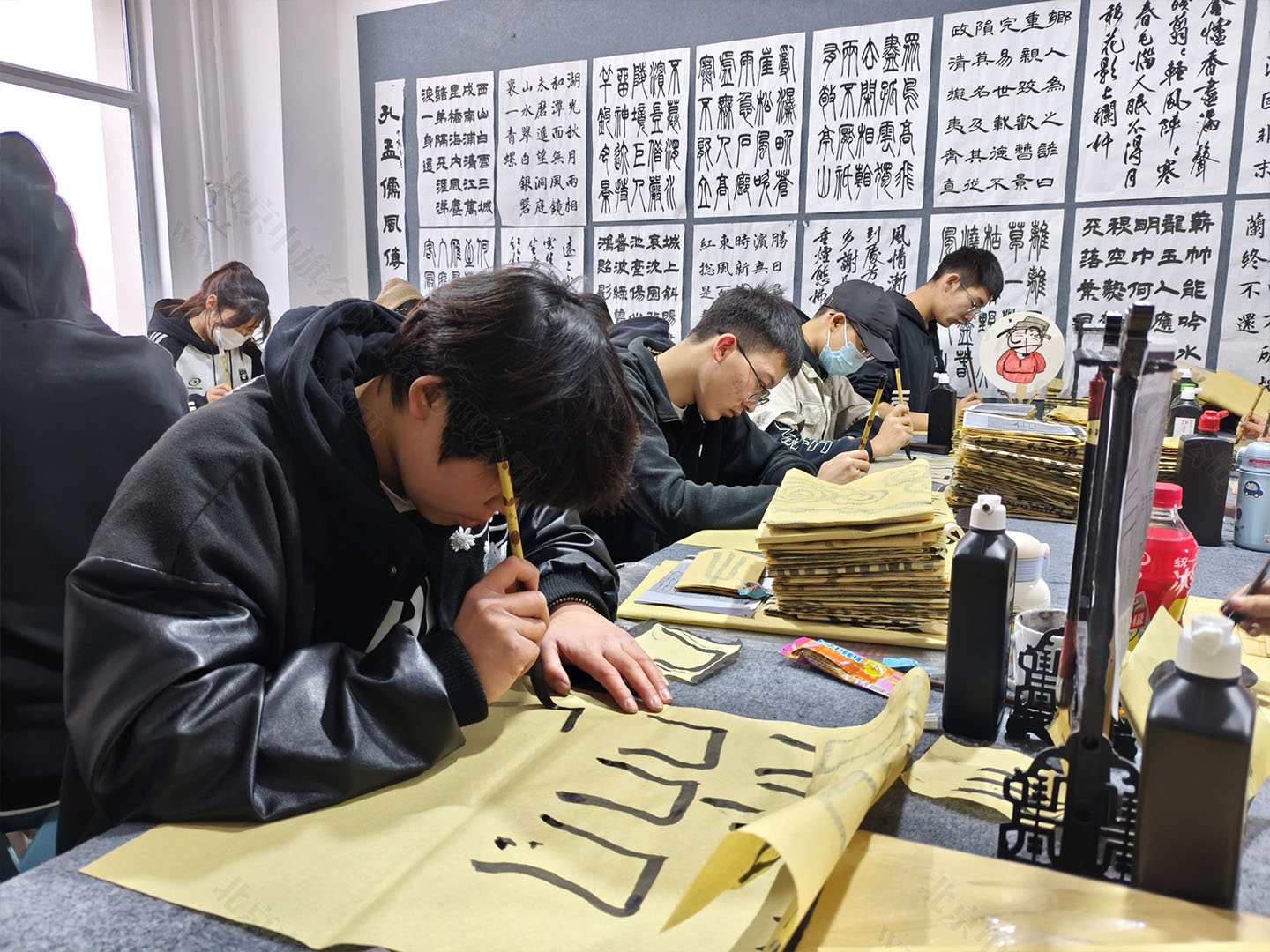正在練習(xí)毛筆字的孩子們.jpg