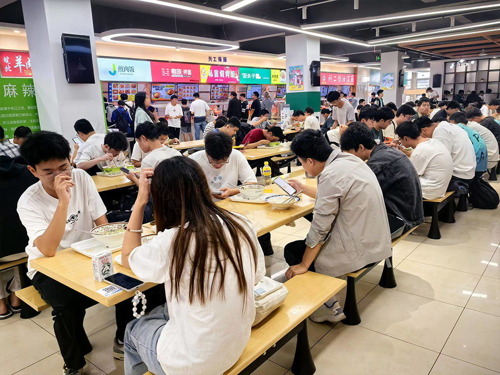 正在吃飯的大學(xué)生們.jpg