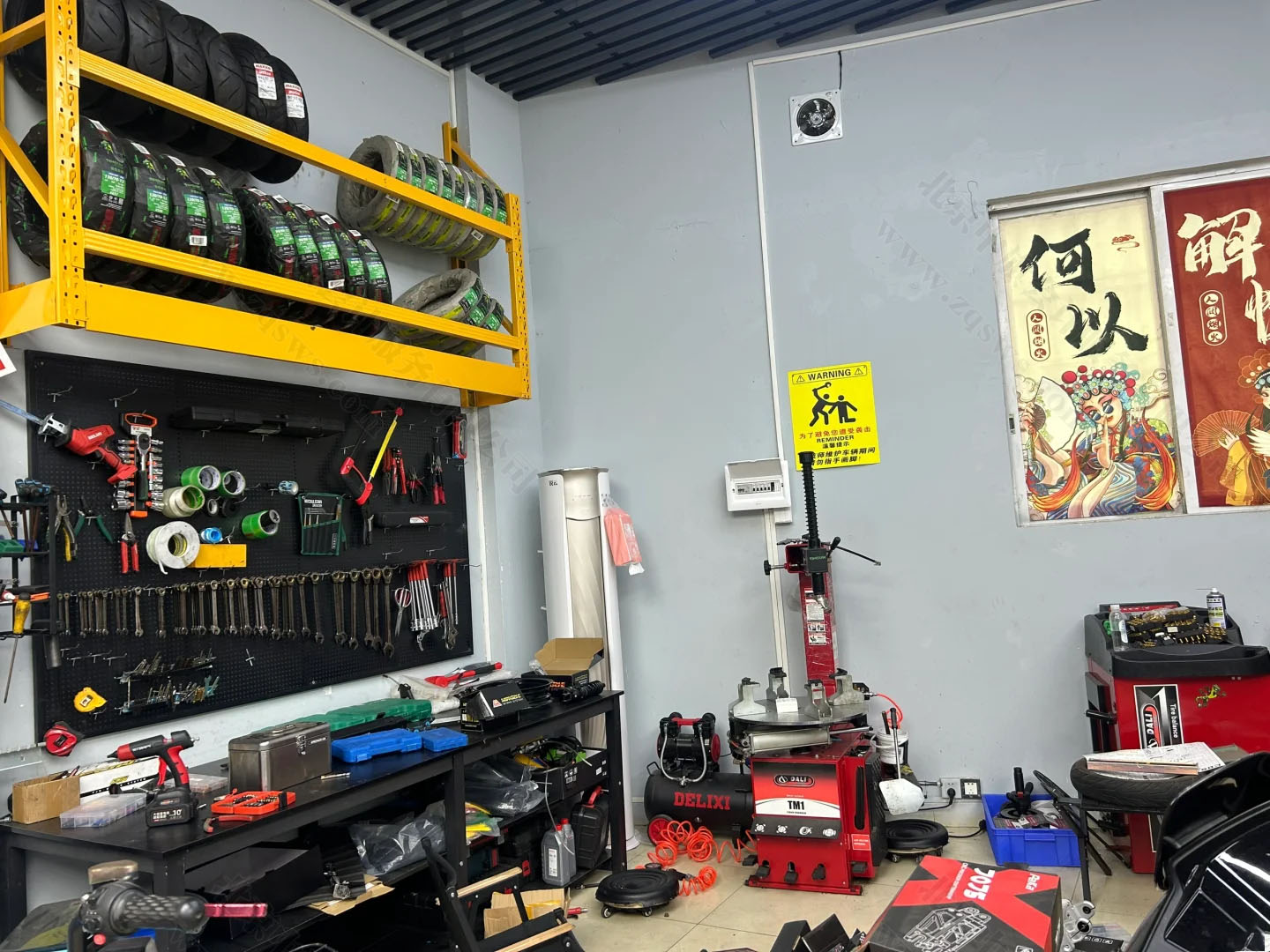 樓下一個(gè)電動(dòng)車維修店.jpg