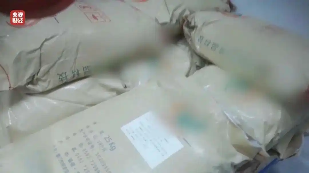 地面上堆放著各種大袋的復(fù)合磷酸鹽保水劑.png