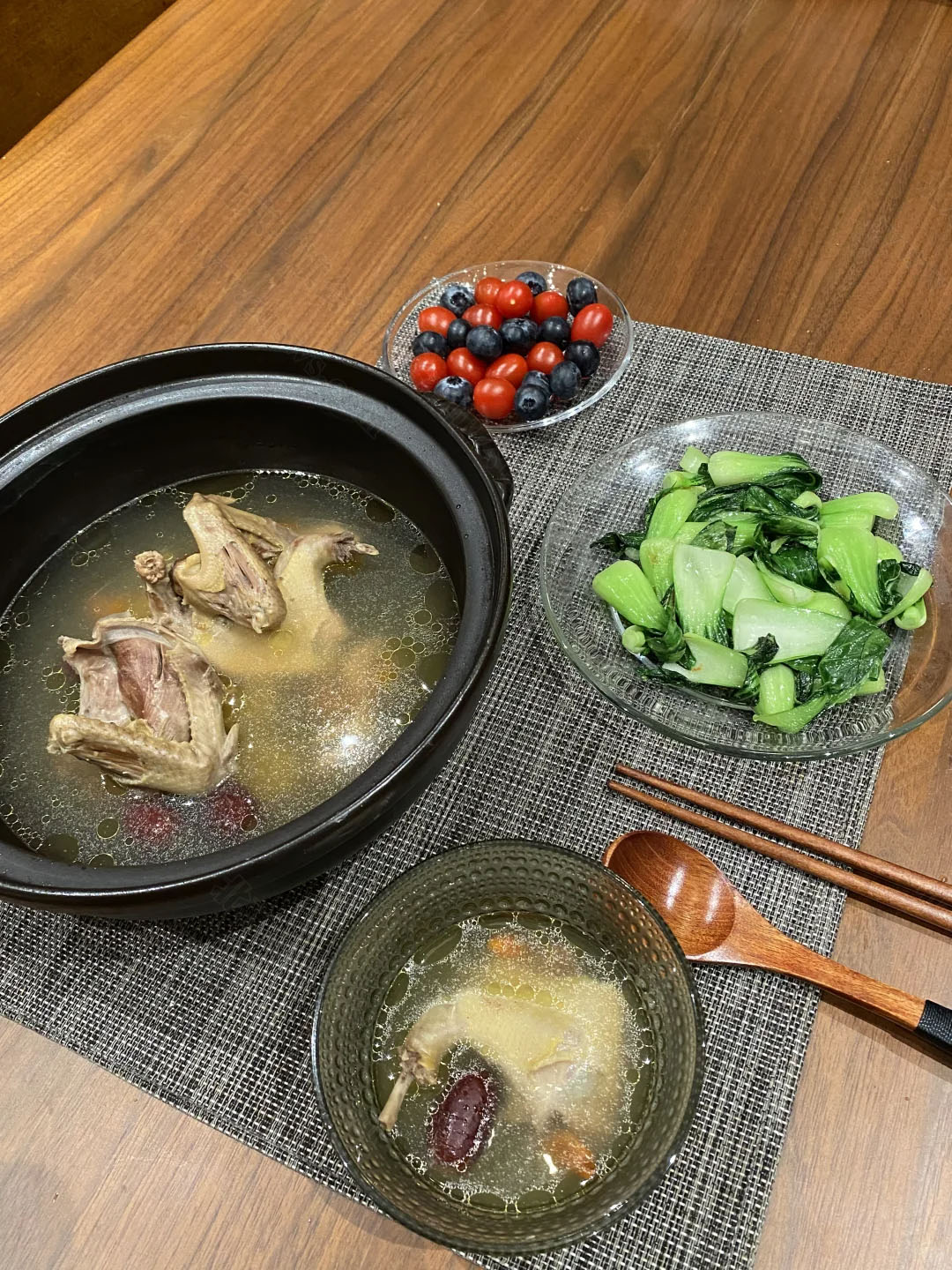 已經(jīng)燉熟了的鴿子湯美味營養(yǎng)高.jpg