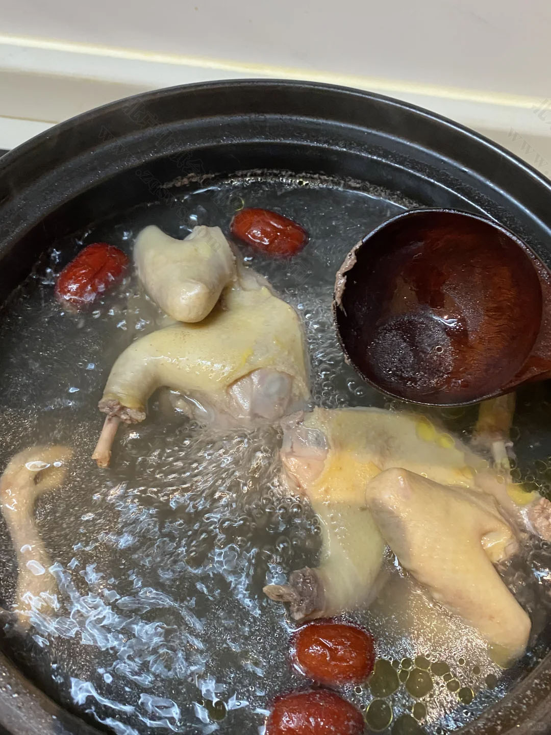 鴿子湯自己在家也能燉營養(yǎng)非常高.jpg