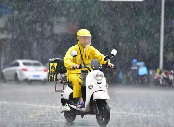 正在忙碌的外賣小哥.jpg