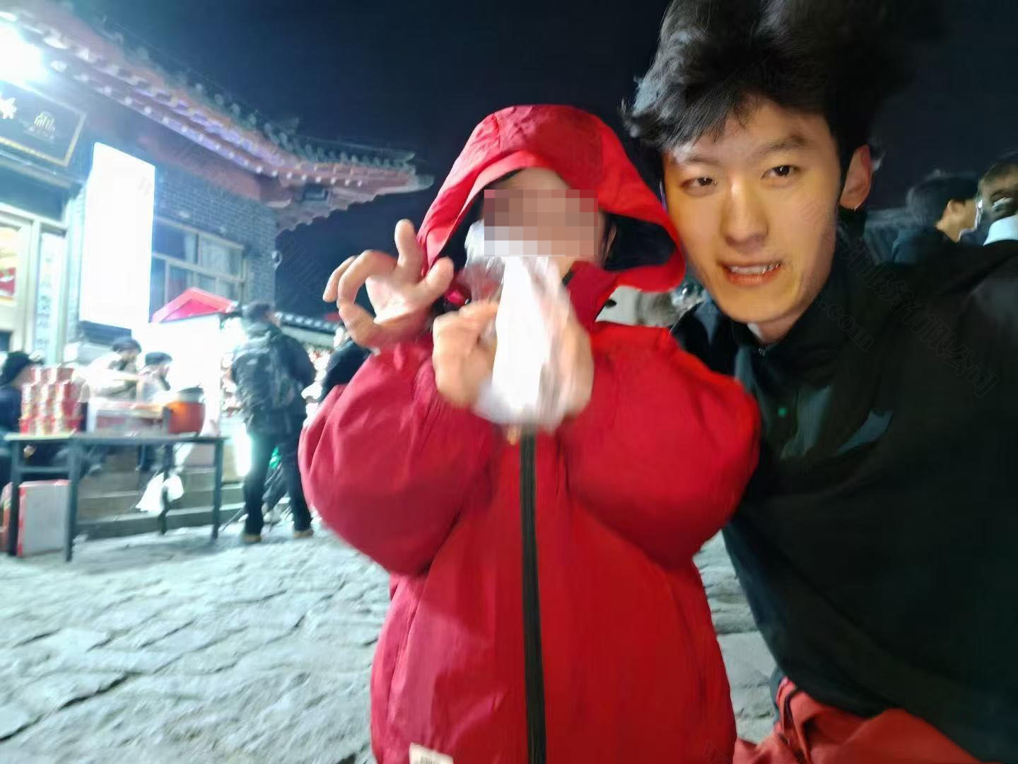 柳先生帶著5歲的孩子夜爬泰山 受訪者供圖，來(lái)自紅星新聞.jpg