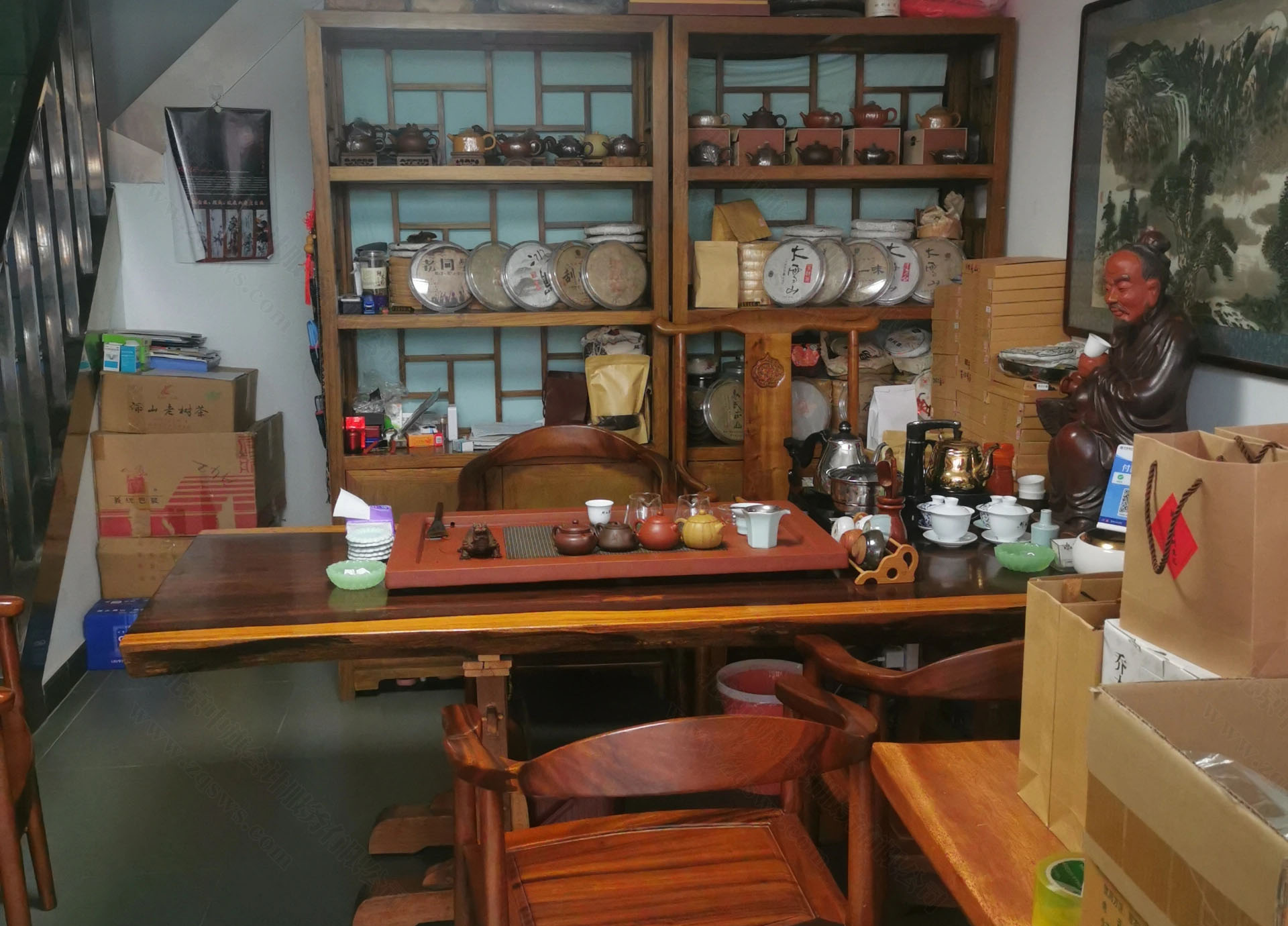 小張現(xiàn)在自己裝修的茶館.jpg