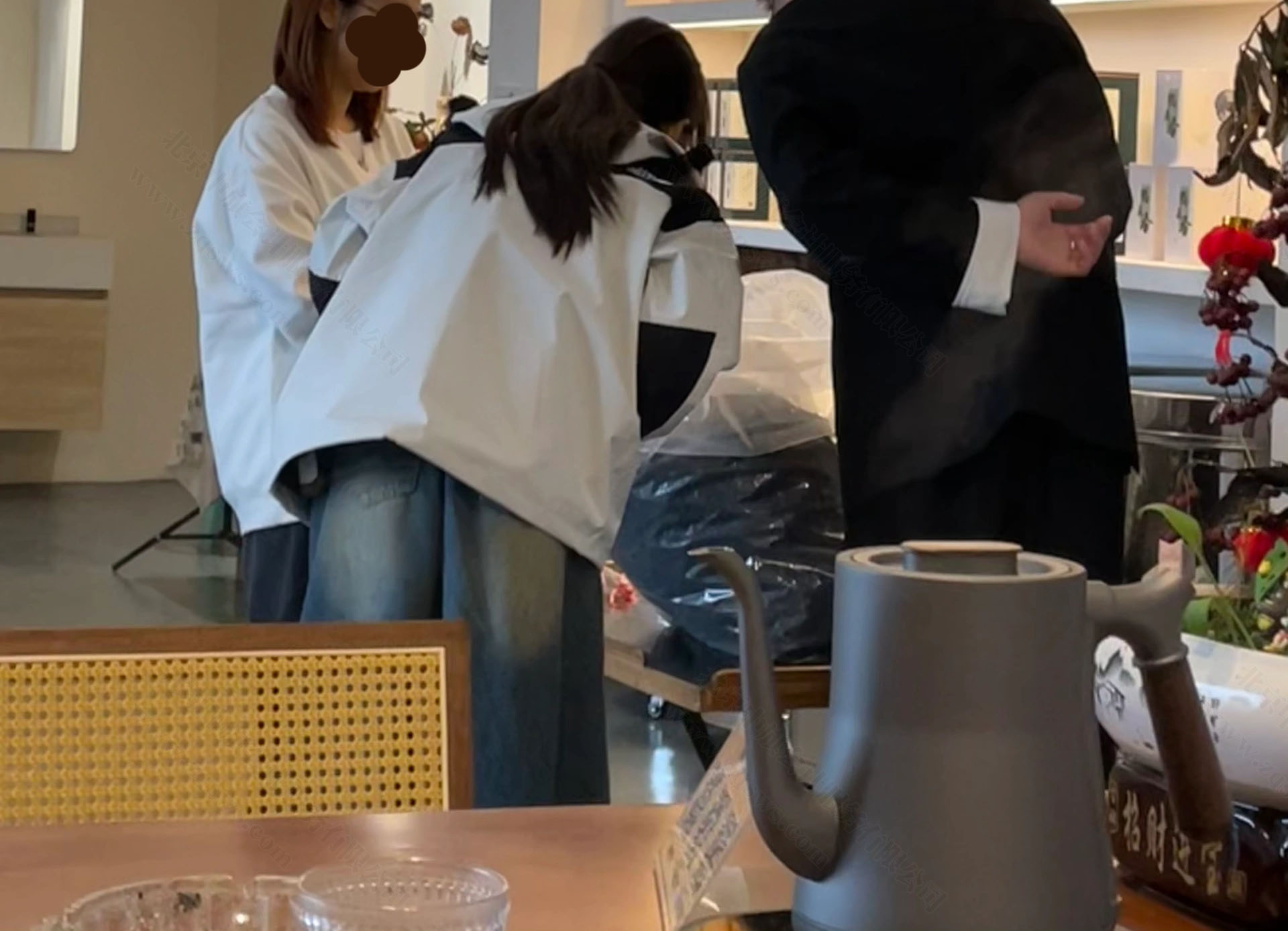 客人上門來挑茶葉.jpg