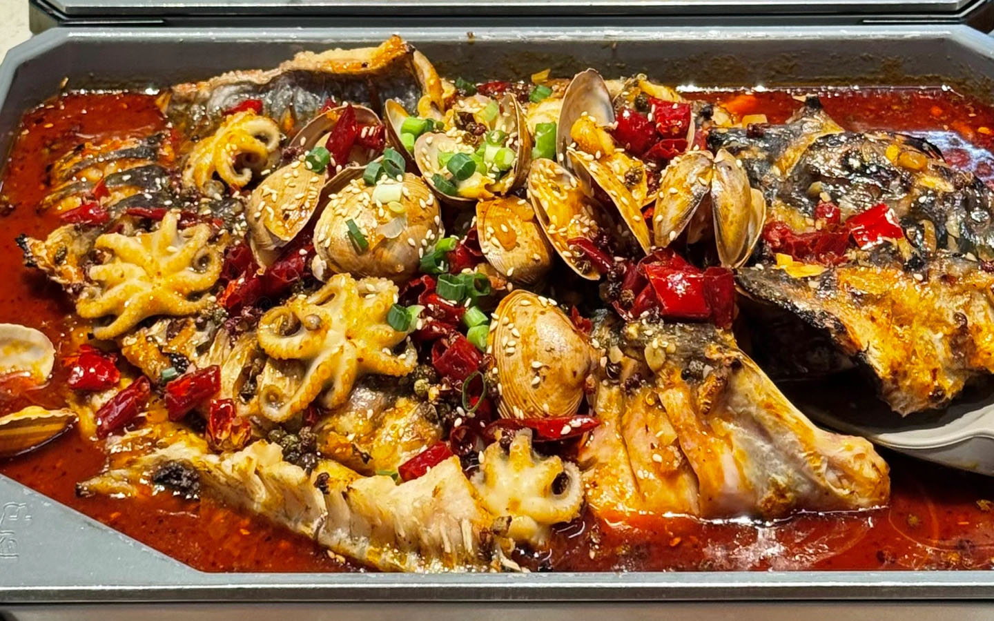 表弟烤魚店開業(yè)請我們吃的烤魚拍照片留念.jpg