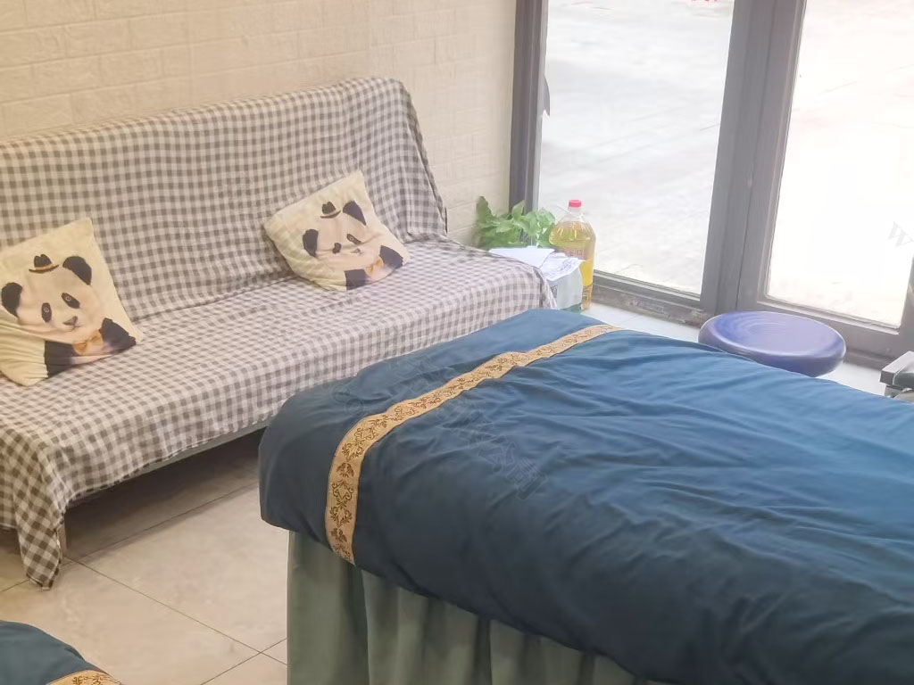 樓下正骨家的床和沙發(fā).jpg