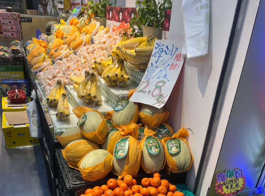 他家的店名就很有意思，叫來個(gè)蘋果水果店.jpg