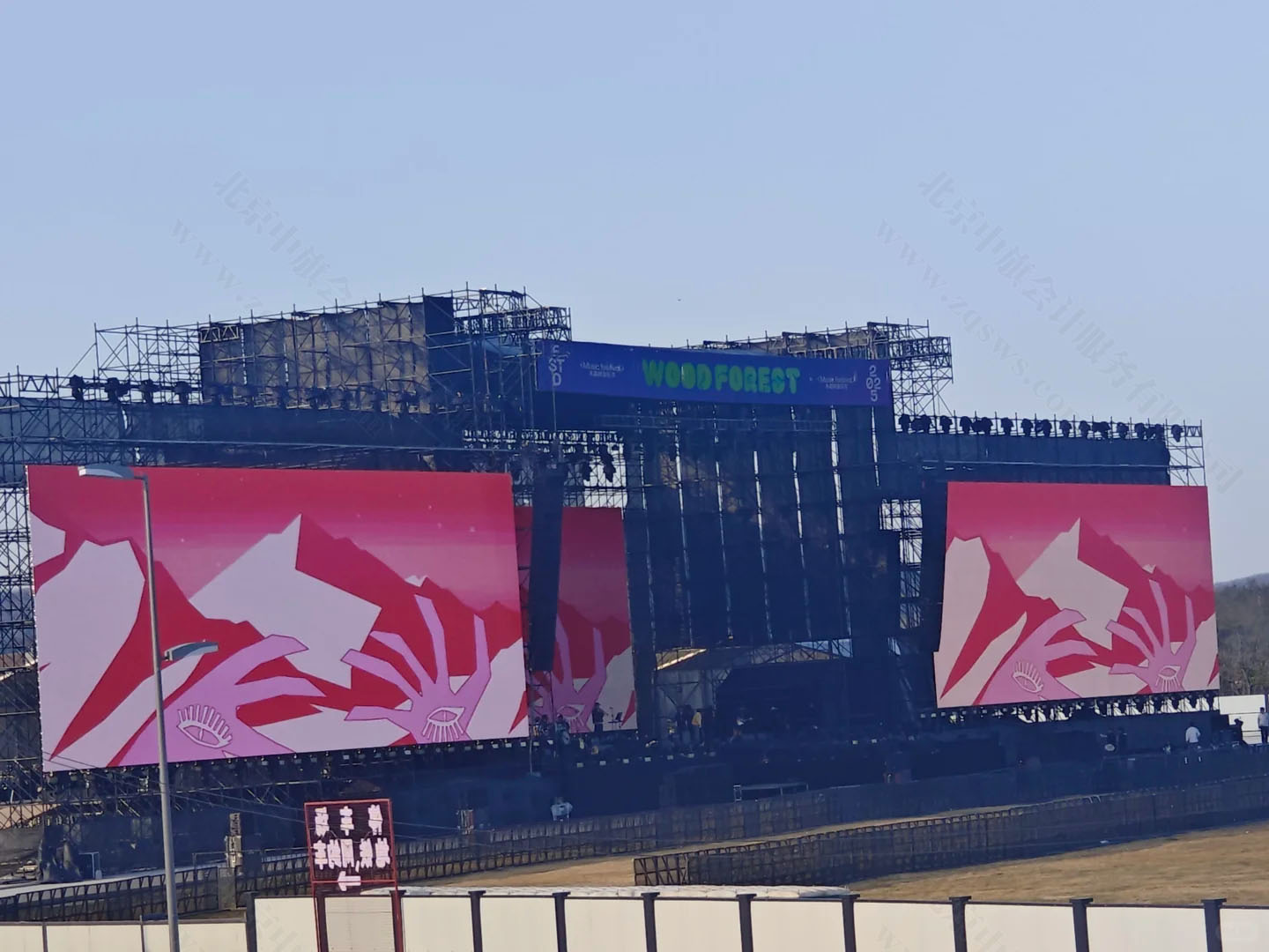 某演唱會(huì)現(xiàn)場(chǎng)正在彩排，不知道是誰(shuí)的演唱會(huì).jpg