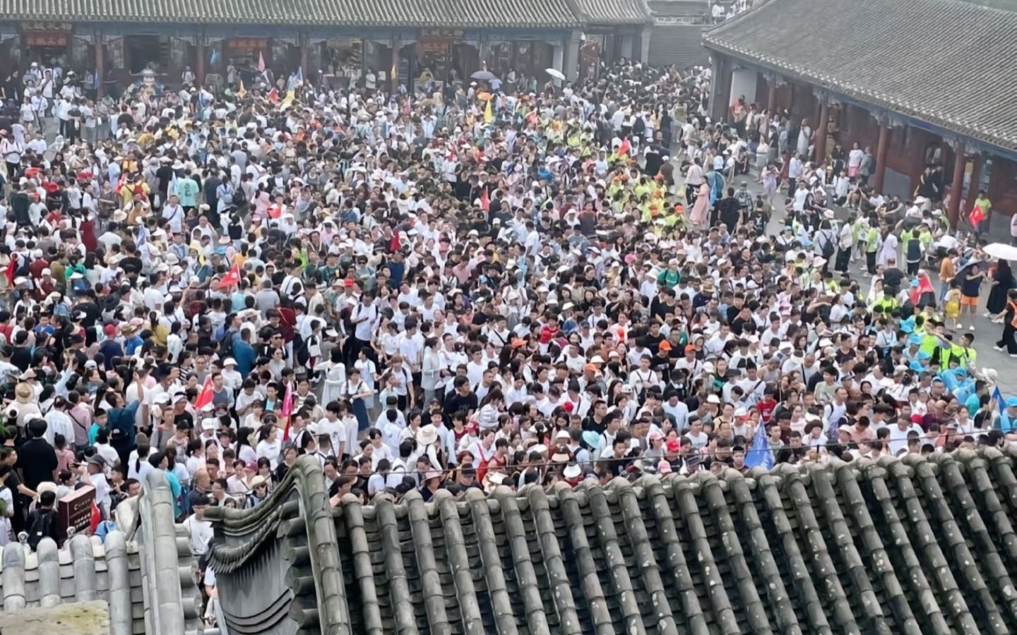 人山人海的旅游小伙伴們.jpg