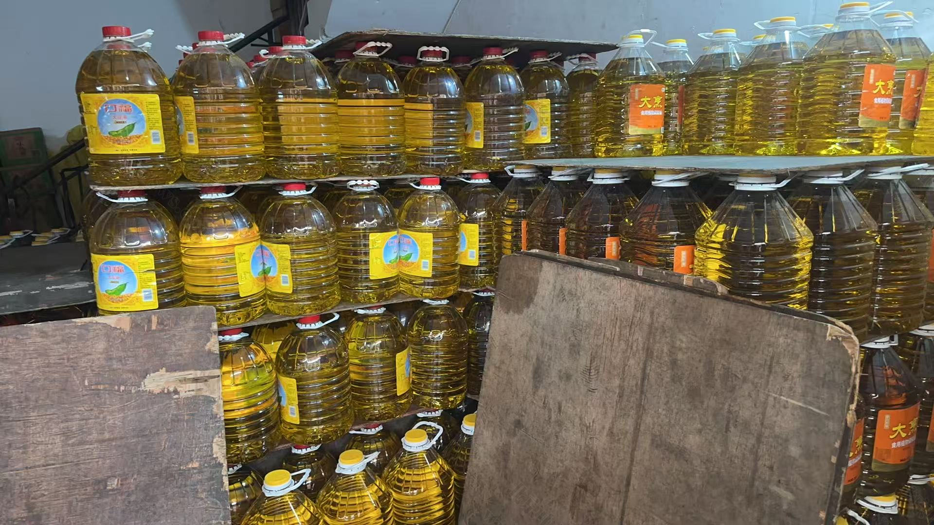 樓下的糧油店賣的大豆油.jpg