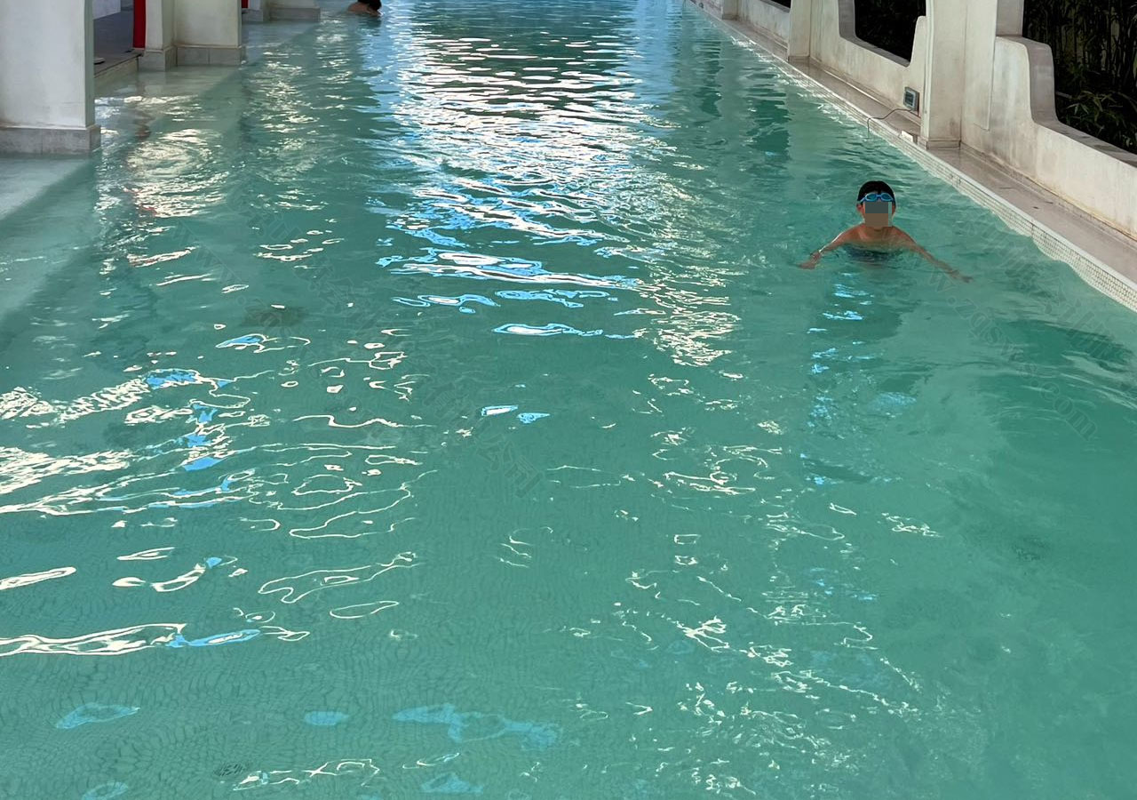 孩子正在游泳.jpg