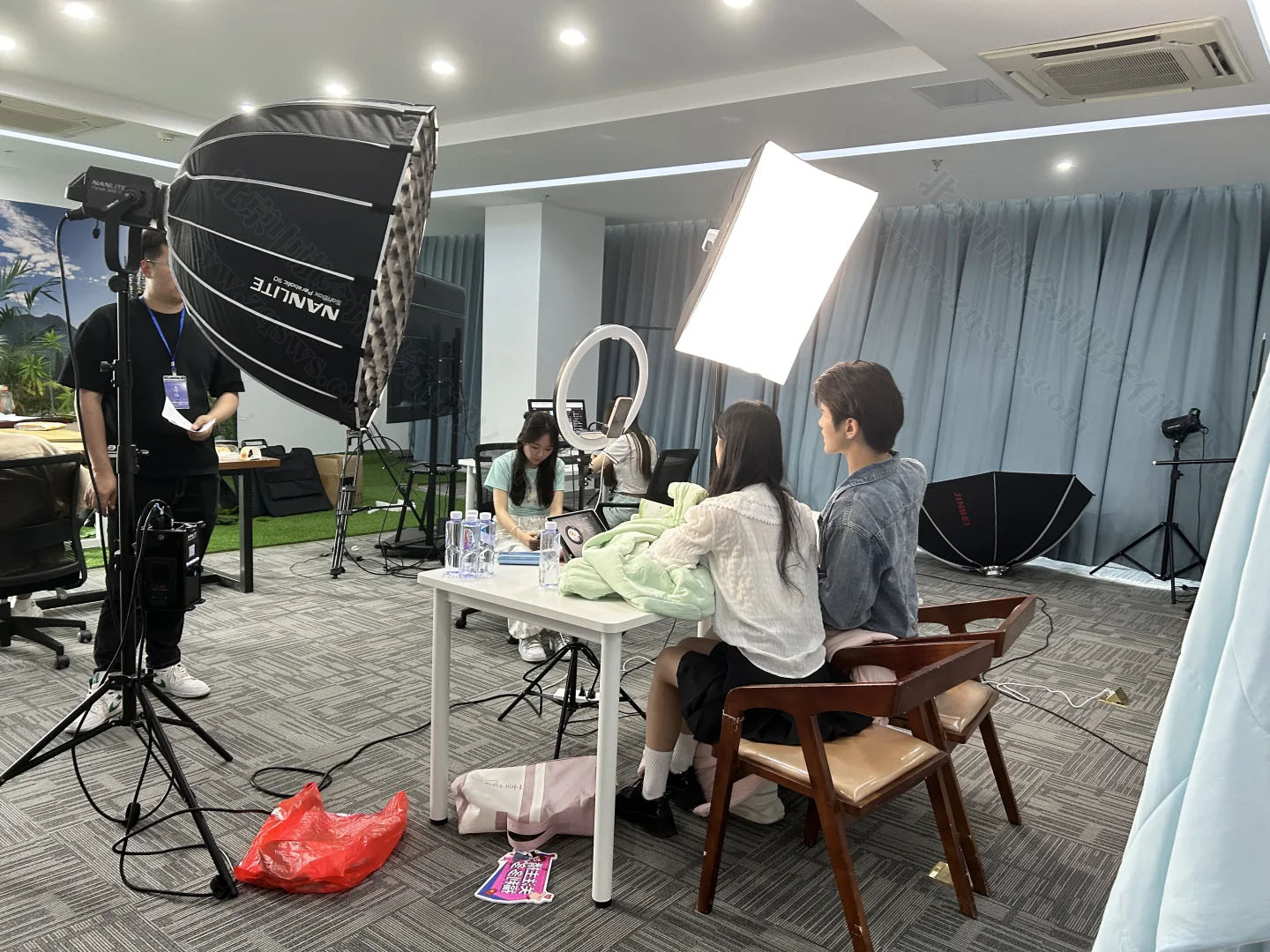正在直播的同事.jpg