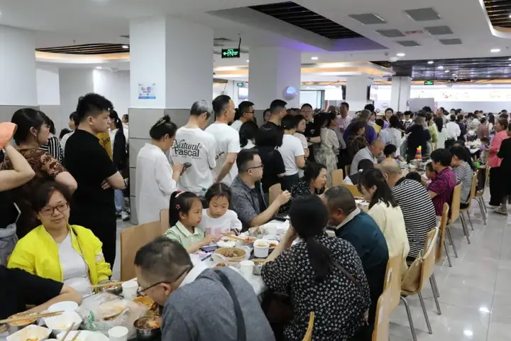 榮昌政府把政府機(jī)關(guān)食堂對(duì)外開放.png