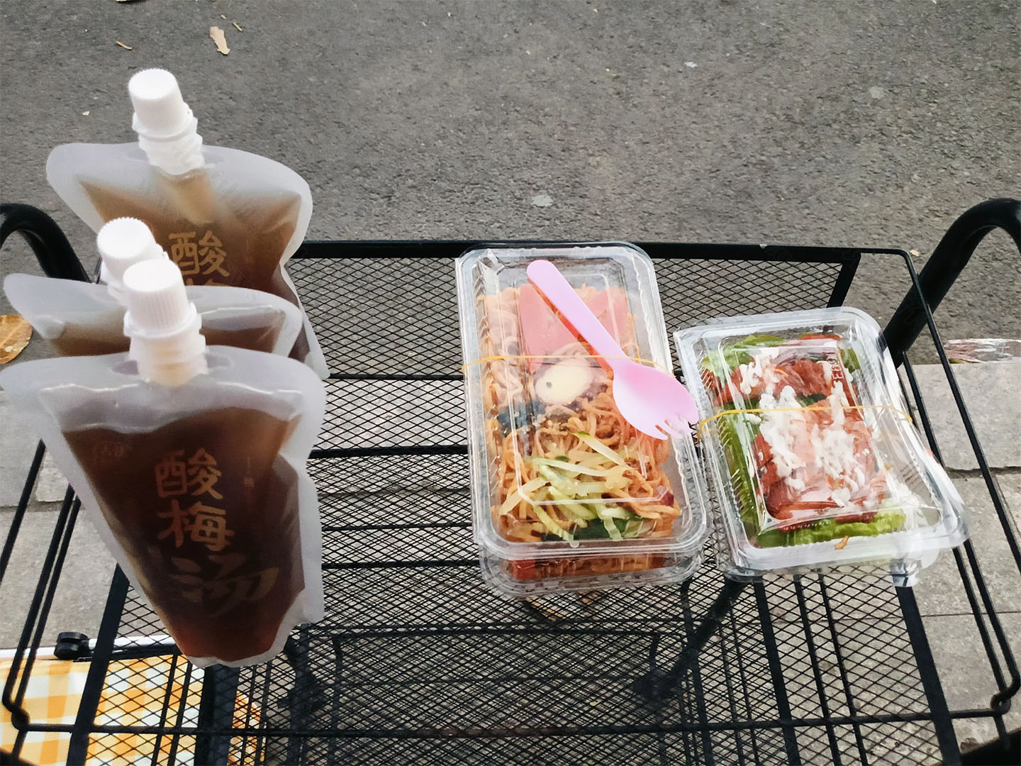 現(xiàn)場擺攤賣飲料.jpg
